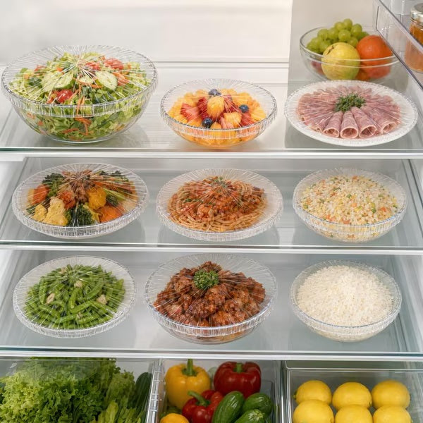 Platos y bowls cubiertos en el refrigerador